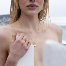 Carregar imagem no visualizador da galeria, Colar Frasco Coração Madrepérola Branca