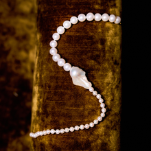 Carregar imagem no visualizador da galeria, Colar Pérola Barroca Branca