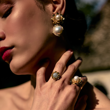 Carregar imagem no visualizador da galeria, Brinco Flor Aroma Pérola com Aplique Pérola
