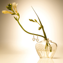 Carregar imagem no visualizador da galeria, Brinco Frasco Coração Madrepérola Branca