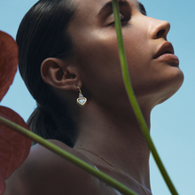 Carregar imagem no visualizador da galeria, Brinco Frasco Coração Madrepérola Branca