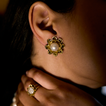 Carregar imagem no visualizador da galeria, Brinco Flor Aroma Pérola