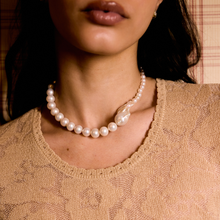 Carregar imagem no visualizador da galeria, Colar Pérola Barroca Branca
