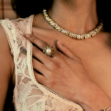 Carregar imagem no visualizador da galeria, Anel Flor Aroma Pérola
